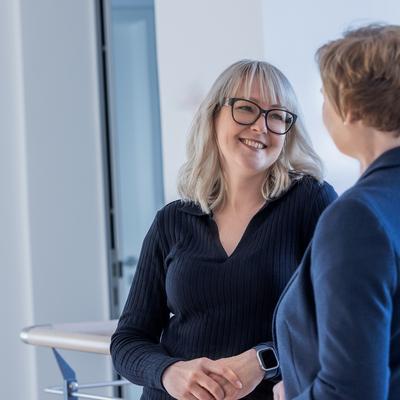 Mitarbeiterinnen unterhalten sich