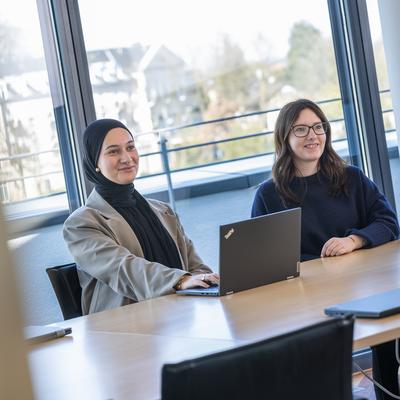 Frauen in einem Besprechungsraum