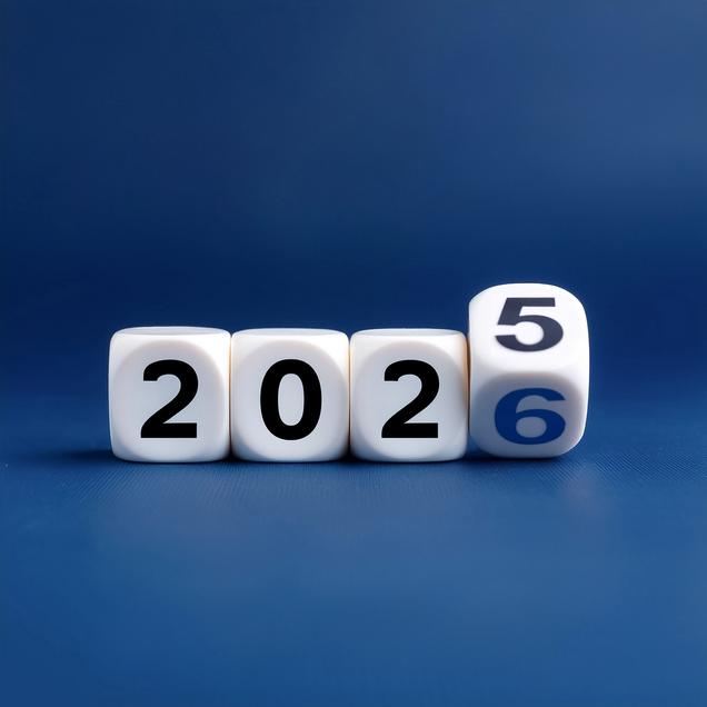 Würfel mit Jahreszahlen 2025 und 26