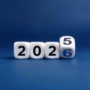 Würfel mit Jahreszahlen 2025 und 26