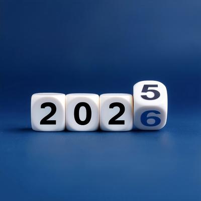 Würfel mit Jahreszahlen 2025 und 26