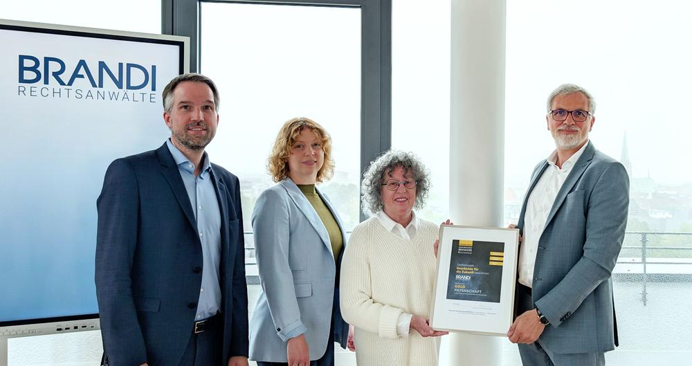 Übergabe der Urkunde zur Gold-Patenschaft des Fördervereins des Historischen Museums Bielefeld